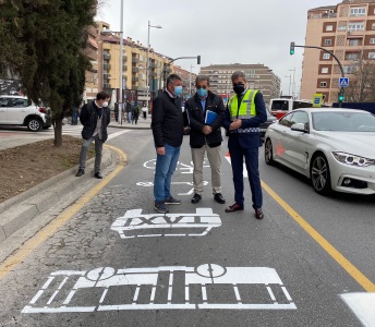 ©Ayto.Granada: EL AYUNTAMIENTO COMIENZA A PINTAR DE BLANCO LOS CARRILES PACIFICADOS 